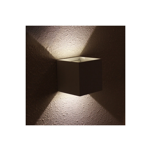 مصباح خلفيه كامل مربع الشكل مضاد للماء ويصدر ضوءا ابيض اللون بشده اضاءه قابله للتخفيف وقدره 12 واط ابيض 11×11×11سم